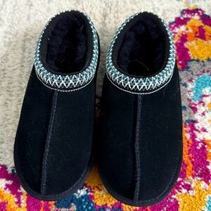 Big Kids Ugg Tasman - EUC - never worn outside Size 1